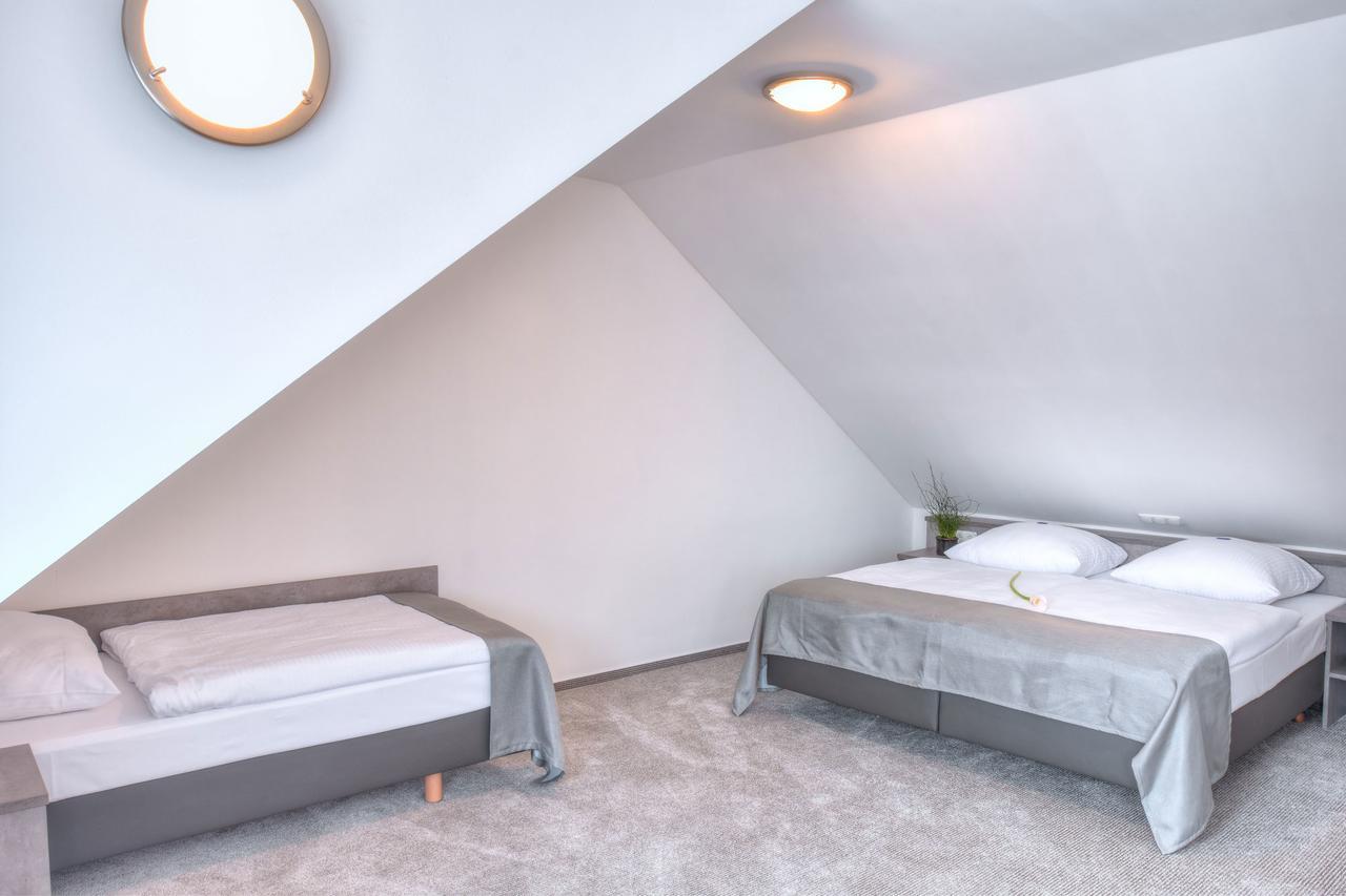 Fast Lane Hotel Barweiler Extérieur photo