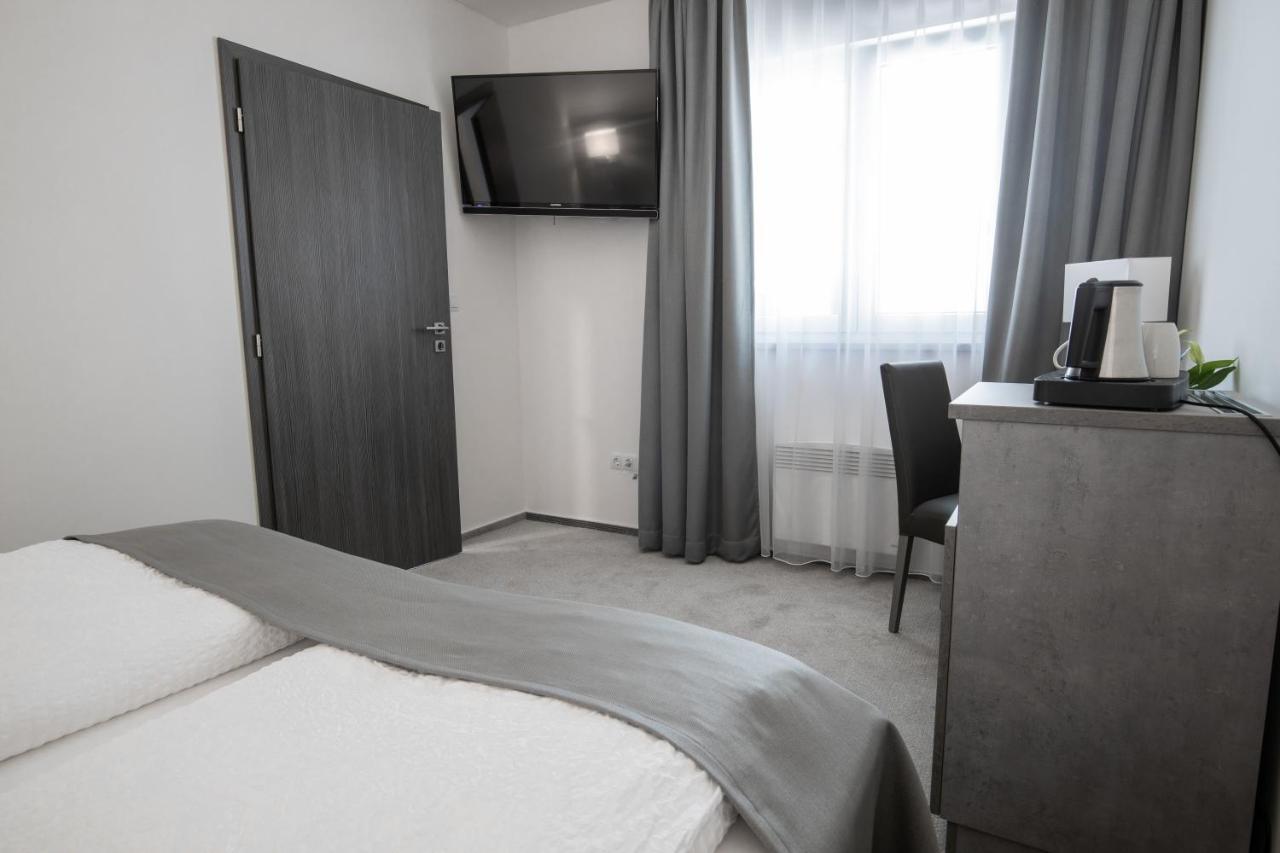 Fast Lane Hotel Barweiler Extérieur photo